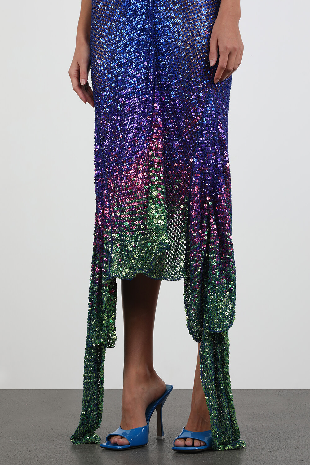 תמונת כל הלוק של נעלי עקב אנאיס בגוון כחול